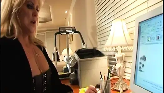 Сексуальная и шлюховатая милфа-лесбиянка взволнована, наблюдая за тинкой по телефону и решает трахнуть ее