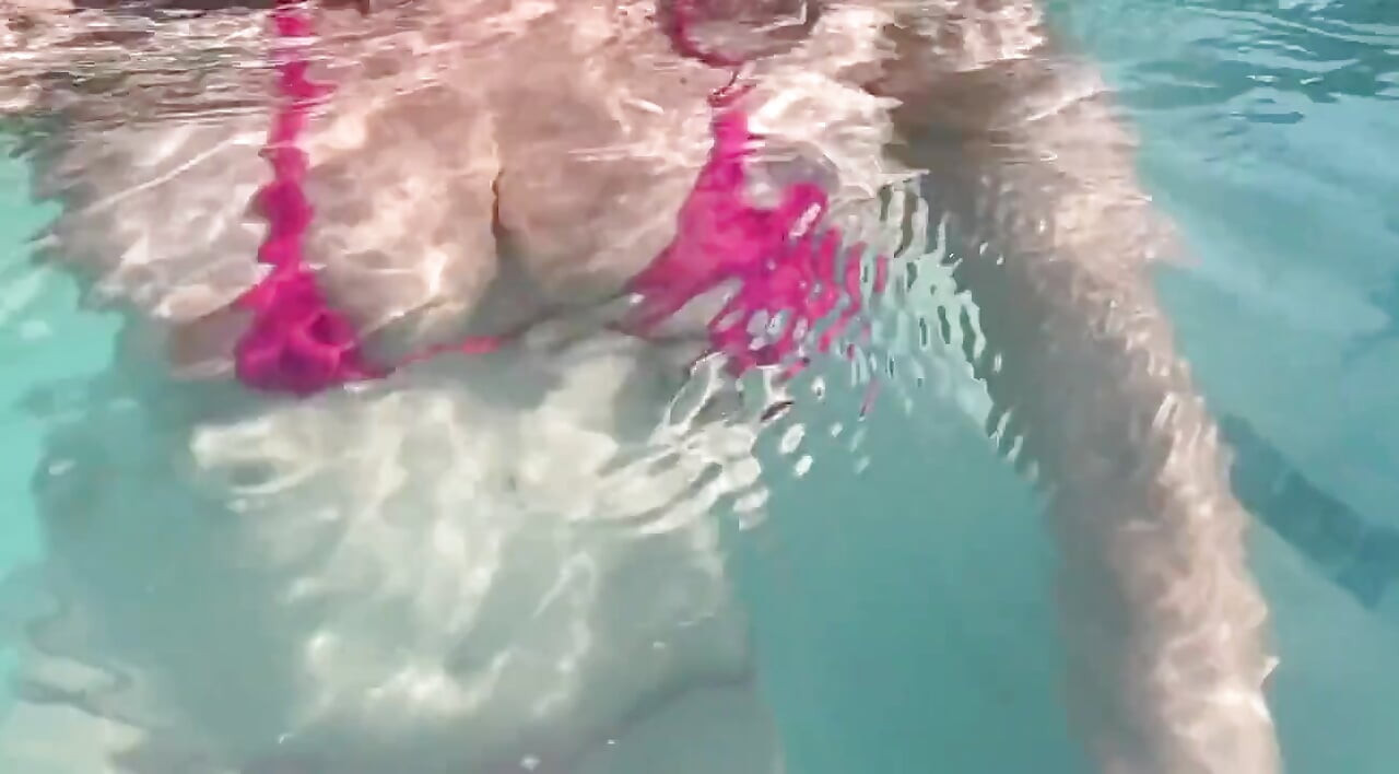 Artemisia älskar sexig och kåt under vattnet visar sina stora tuttar i en super micro bikini och du kan se hennes aureolas ...