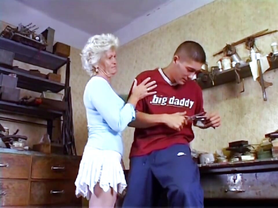 Une MILF blonde à la chatte poilue se fait enculer... Éjaculation dans la bouche