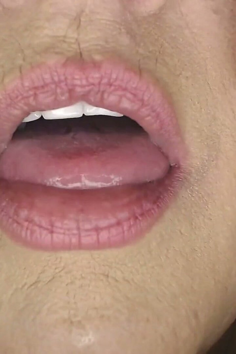 혀 비틀기 플립 때리기 클로즈업 빠른 때리기