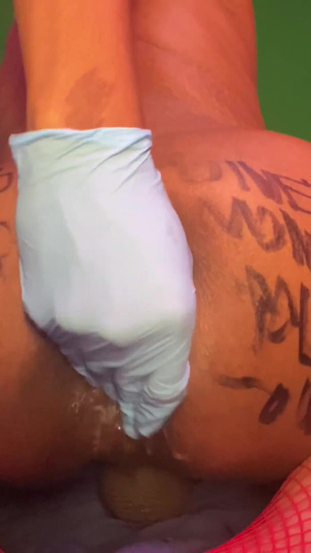 Snažan trenutak iz "Femboy Showing Massive Neuppy Prolapse Butthole"