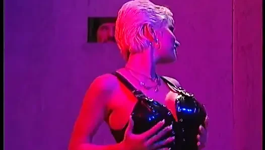 Erstaunliche blonde schlampe bläst ein paar schwänze und schluckt ein glas sperma im geheimen zimmer