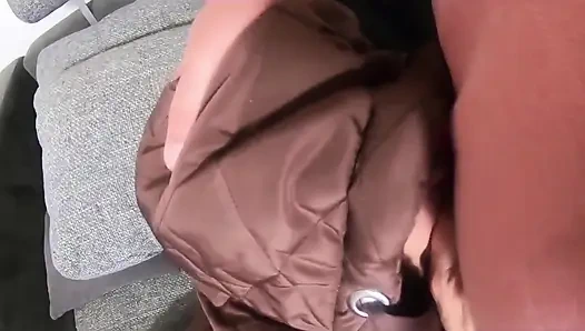 İşeme, boşalma ve deli gömleği takıntılı oral seks, altın duş ve ıslak fetiş oyunu