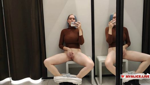 Masturbazione in un camerino in un centro commerciale. Cerco di indossare vestiti trasparenti in un camerino e mi masturbo.