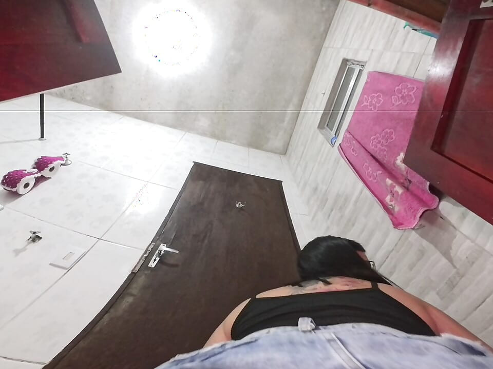 Housewife without underwear seduces plumber while he's fixing the sink