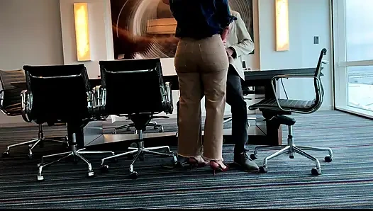 Фа Фиона встречает пассажира в его зале заседаний