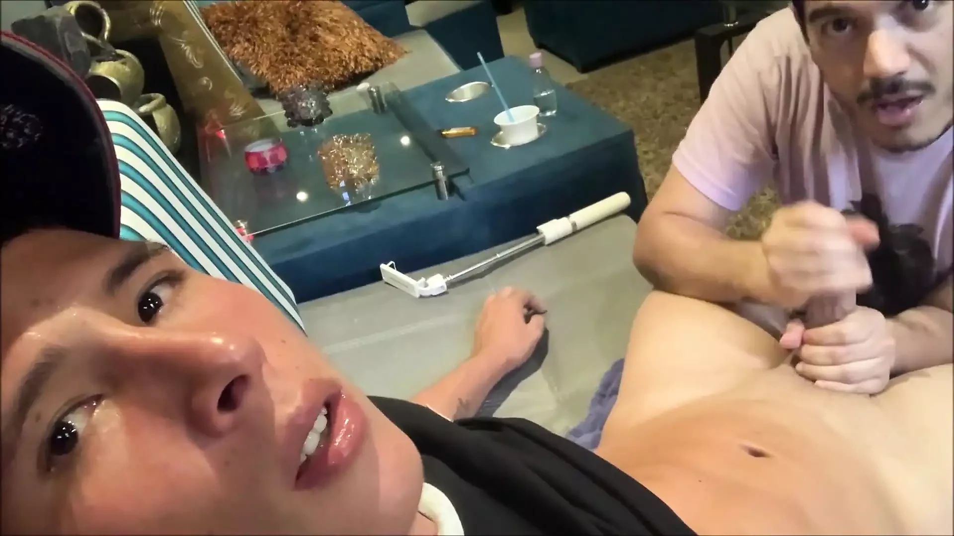 我和俱乐部里的一个人醒来，我们性交了