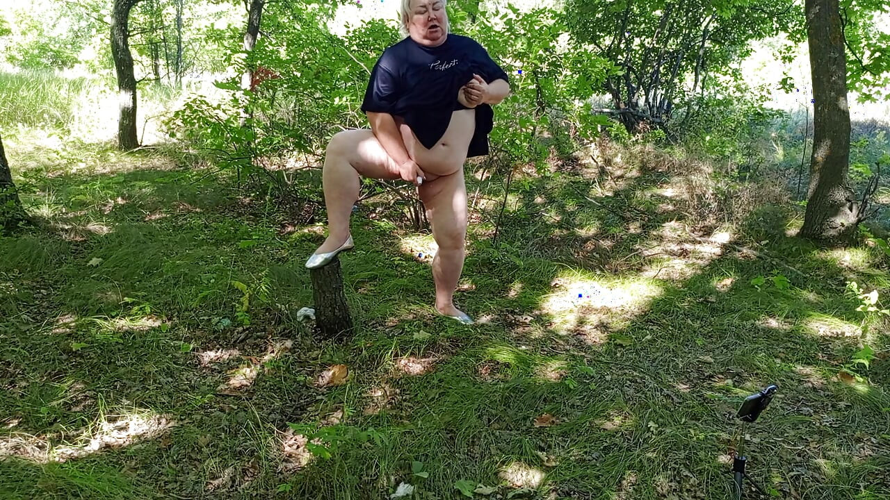 Mother-in-law in the park masturbates her pussy to a powerful squirt
