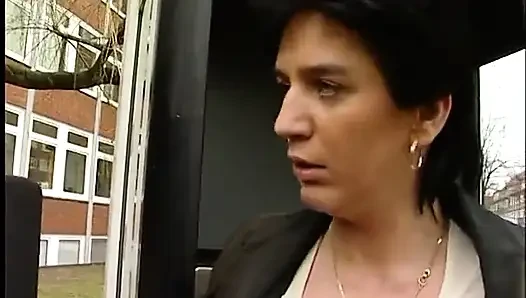 Brunette rambut pendek saat wawancara di luar ruangan