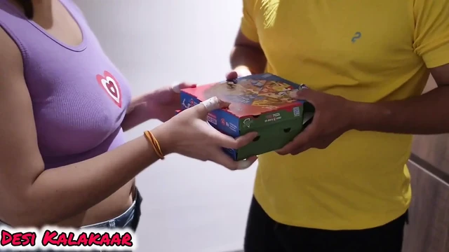 Pizza Delivery Boi Luckyly to Fuck a Girl to Pay Pizza