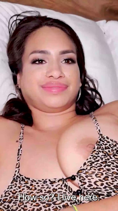 Minha madrasta me pega fazendo sexo lésbico com minha melhor amiga e acaba se juntando a nós em um trio molhado - Naty Delgado | Clipe 1