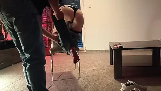 Naylon ayakkabılar giymiş kinky sürtükler birbirlerini öpüp şımartıyor
