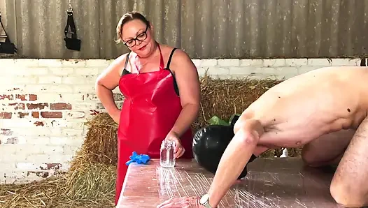 Dominatrix sahibe April - sperm yalayıcı köle