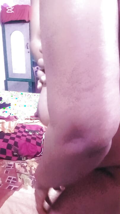 Un garçon gay desi suce la chatte de sa mère.