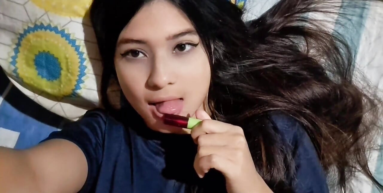 Girl Gets Hot and Shows off Her Big Ass