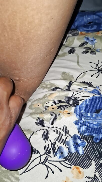 Memek tante seksi ini dipijat dengan sensual