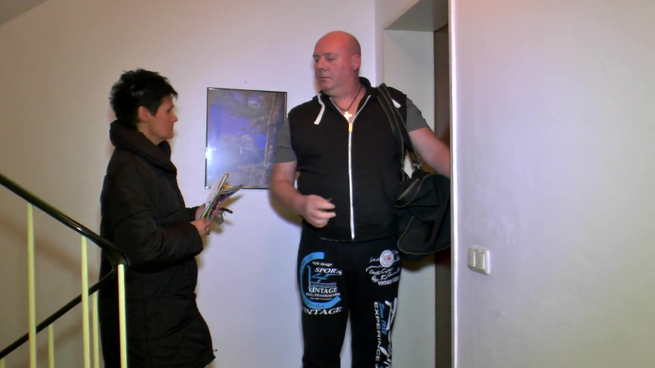 セクシーな入れ墨成熟が彼女の滑りを激しく粉砕