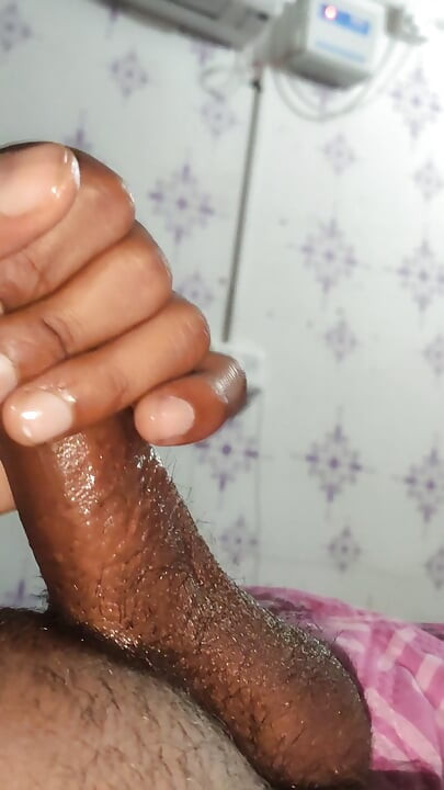 Desi bachelor boy masturbates with his hand and takes out his Beria Indian New Hot Video