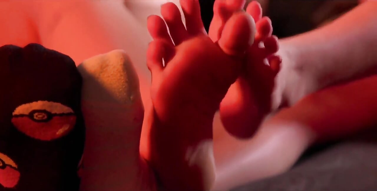 Awek berkulit saksama, bertatu menggesel dan menjilat kaki kecil antara satu sama lain.