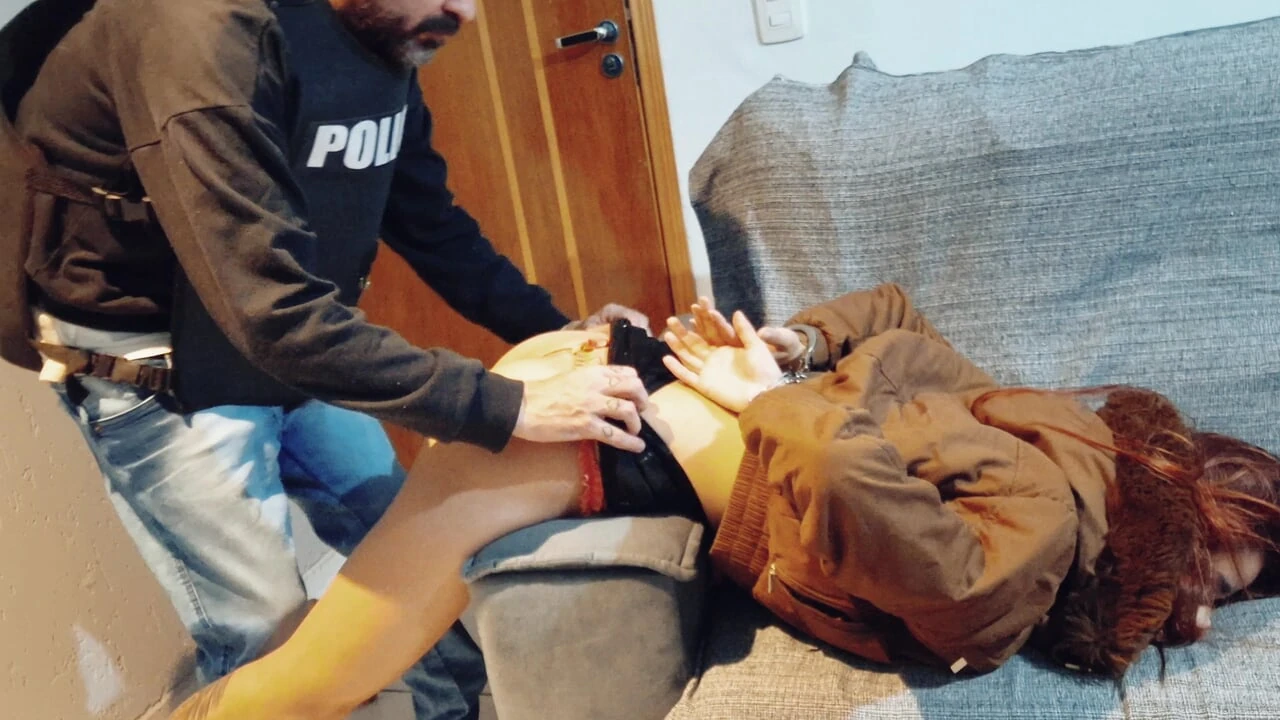 Διεφθαρμένος μπάτσος προσφέρει ελευθερία με αντάλλαγμα το σεξ!