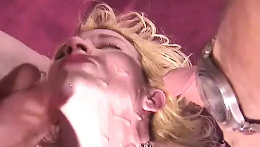 Si cewek hot rambut pirang dengan toket besar lagi asik dientot habis-habisan sama dua cowok berondong