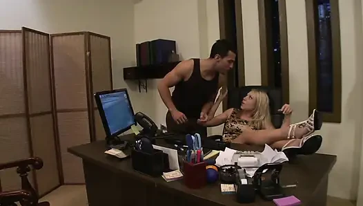 Blondes küken mit schönen runden möpsen wird verrückt nach seinem typen