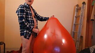 87) Éjaculation sur un ballon rouge géant - suite de la vidéo 86 - balloonbanger