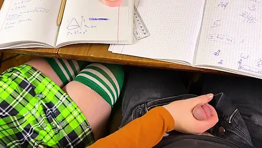 Kız öğrenci ona matematik dersinde okuldaki masanın altında mastürbasyon yapıyor. Halka açık bir sınıfta riskli mastürbasyon.