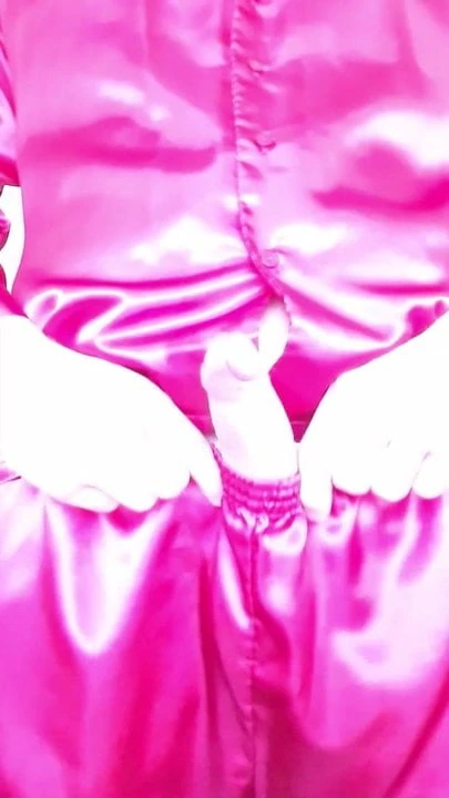 Abspringen in roten Satin Pyjama