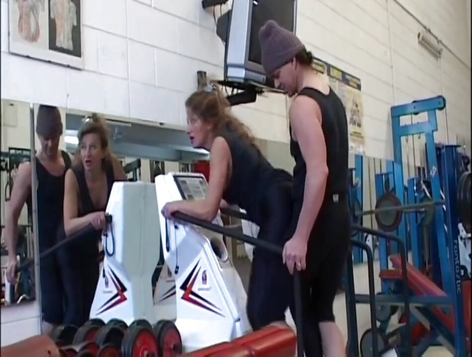 The granny gives Blowjobs in the bathroom of the gym!