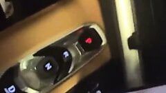 O curvă infidelă suge o pulă neagră în timp ce vorbește la telefon în mașină