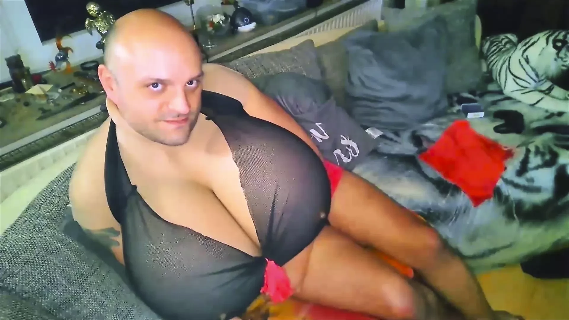 Kupa z büyük göğüsler - crossdresser korkak çok gerçek göğüsleri ile şeritler ve sallanmalarına izin verir - büyük tatlı büyük göğüsler fetiş seks