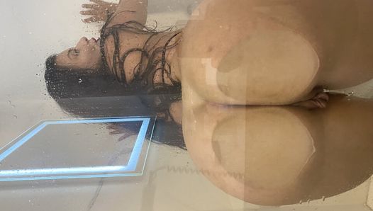 Bystig amatör milf latina onanerar och sperma med stor dildo i duschen