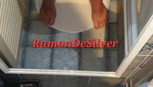 Maestro Ramon se masturba frente al espejo, delicioso