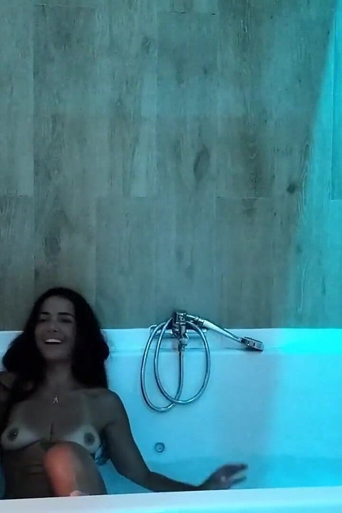 נוריה מילן נהנית מסקס עם חבר