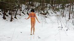 雪の中を裸で歩く