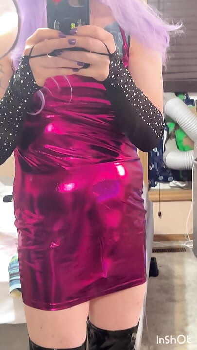 Crossdresser σε μωβ Masterbating με φινίρισμα που πίνει χύσια!