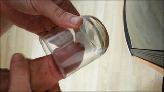Air mani dalam gelas