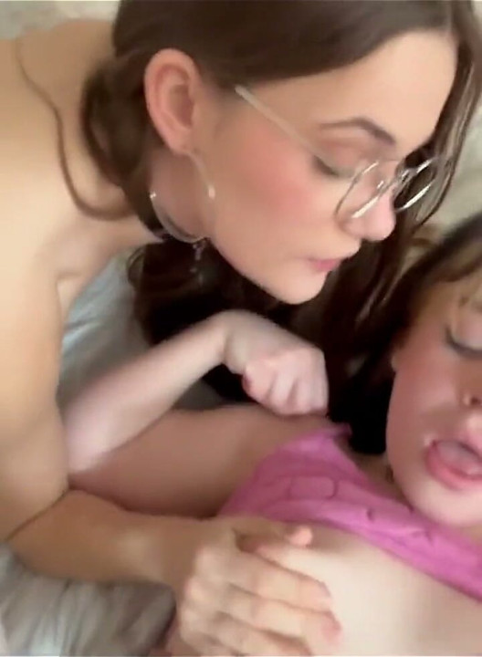 Adik tiri berbagi kontol sama sahabatnya: lola valentine: juniper ren: cerita mesum: danny dirt