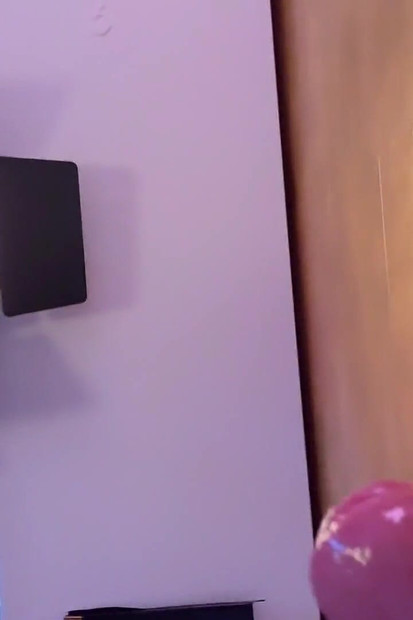 Biseksualni momak u gloryhole - najglasniji orgazam ikada