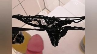 Gebruikte pantystring van gebruiker Lovethongbi klaarkomen op vuile string