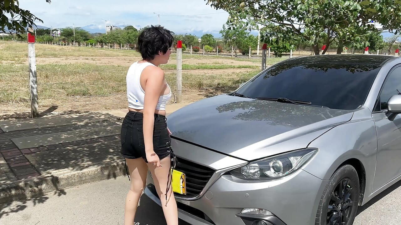 我发现一个女孩的车被困了, 所以我决定帮助她, 以换取她带我到她的公寓, 让我操她