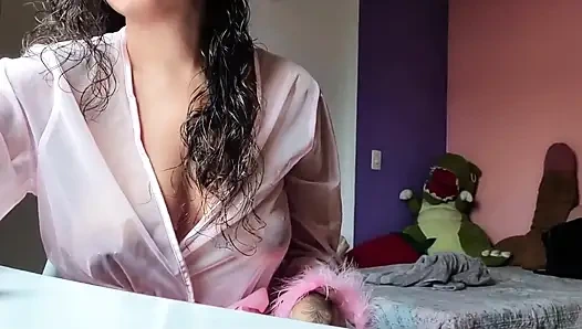 Cewek ini masturbasi sama pemandu - kamu cuma penonton yang aku mainkan, kamu patuh