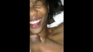 Черная девушка получает камшот на лицо