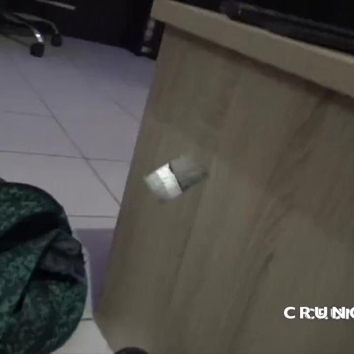 Frenhc 荡妇在 jockstrap 被飓风性交