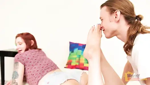 Ayaklarının kokusunun yarağımı şişmesine neden oluyor