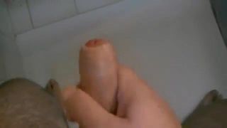 Une bite non coupée tire dans la salle de bain