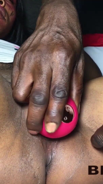 لحظة يجب مشاهدتها من "زوجي يستخدم لعبة جنسية وردية علي"