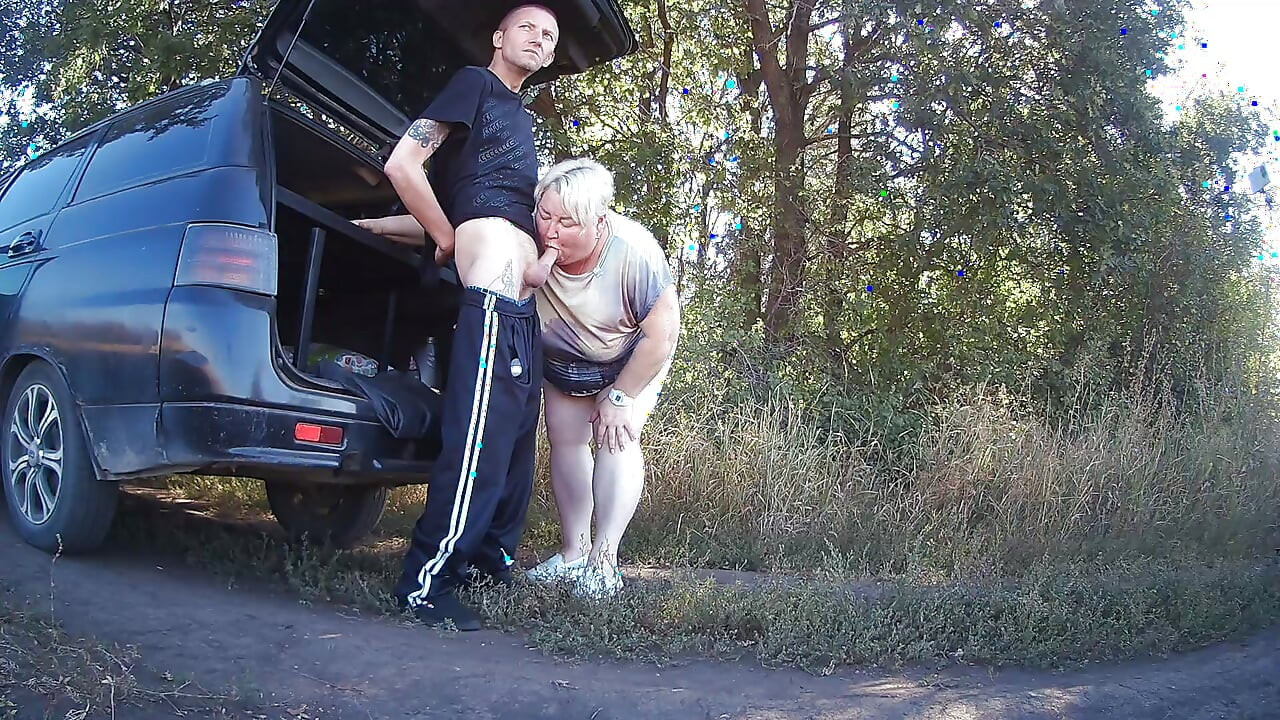 u parku jebem punicu u njenu pičku na pasji način, zatim u usta i svršavam dva puta u minuti