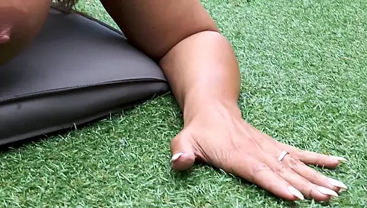 Tante seksi dengan pantat bahenol lagi asik seks anal di luar ruangan